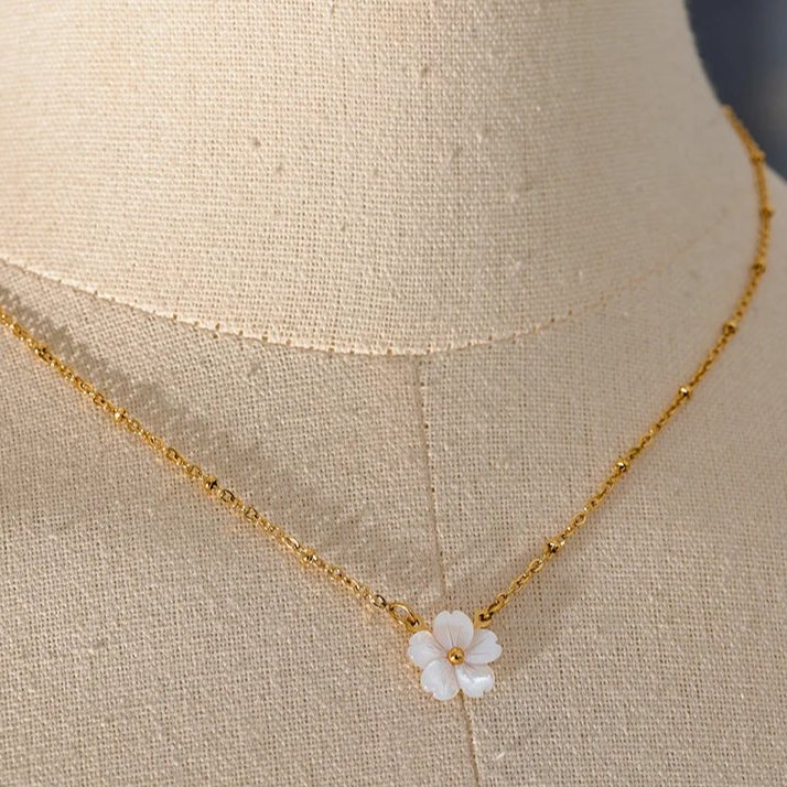 Joana Shell Flower Pendant Necklace