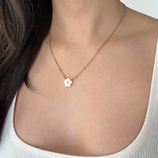 Joana Shell Flower Pendant Necklace