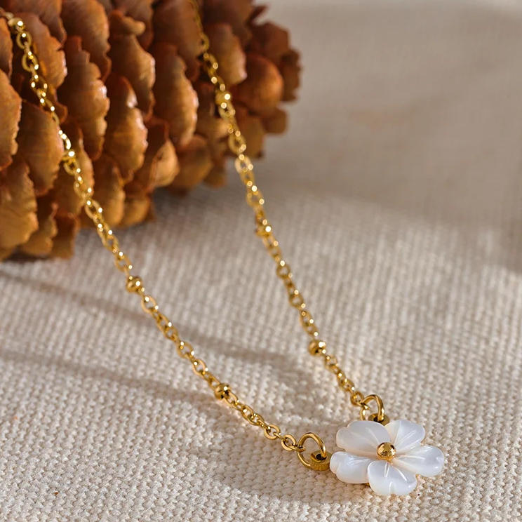 Joana Shell Flower Pendant Necklace