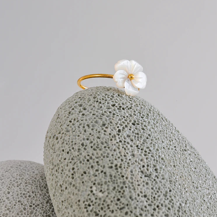 Suvinna Natural Shell Flower Ring