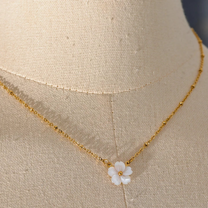 Joana Shell Flower Pendant Necklace
